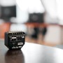 Schwarzer Shelly 2PM Gen3 Relais Rollladenaktor für die Hausautomation, Nahansicht.