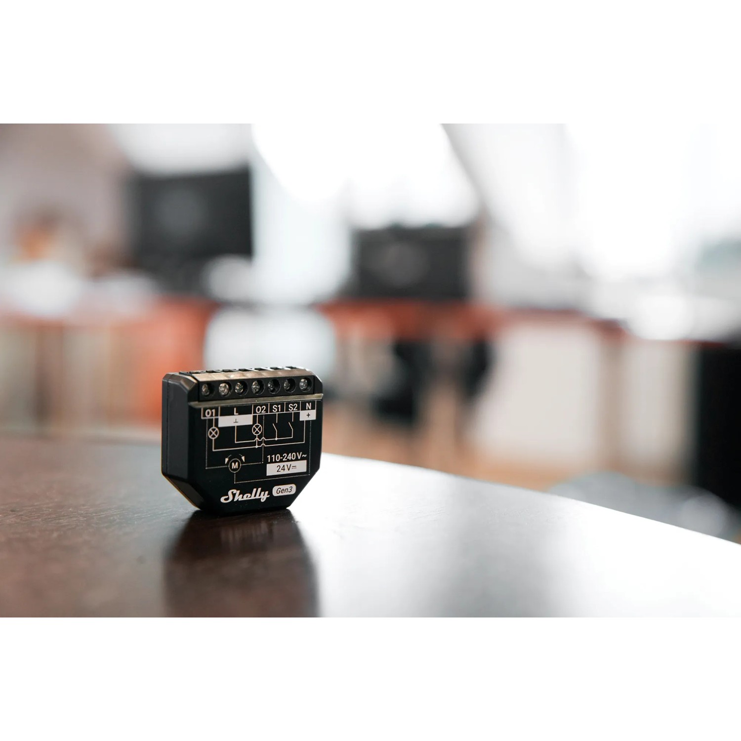Schwarzer Shelly 2PM Gen3 Relais Rollladenaktor für die Hausautomation, Nahansicht.
