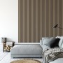 Amadeo Akustikpaneel Eiche Natur an Wand hinter Couch. Schallabsorbierend & selbstklebend.