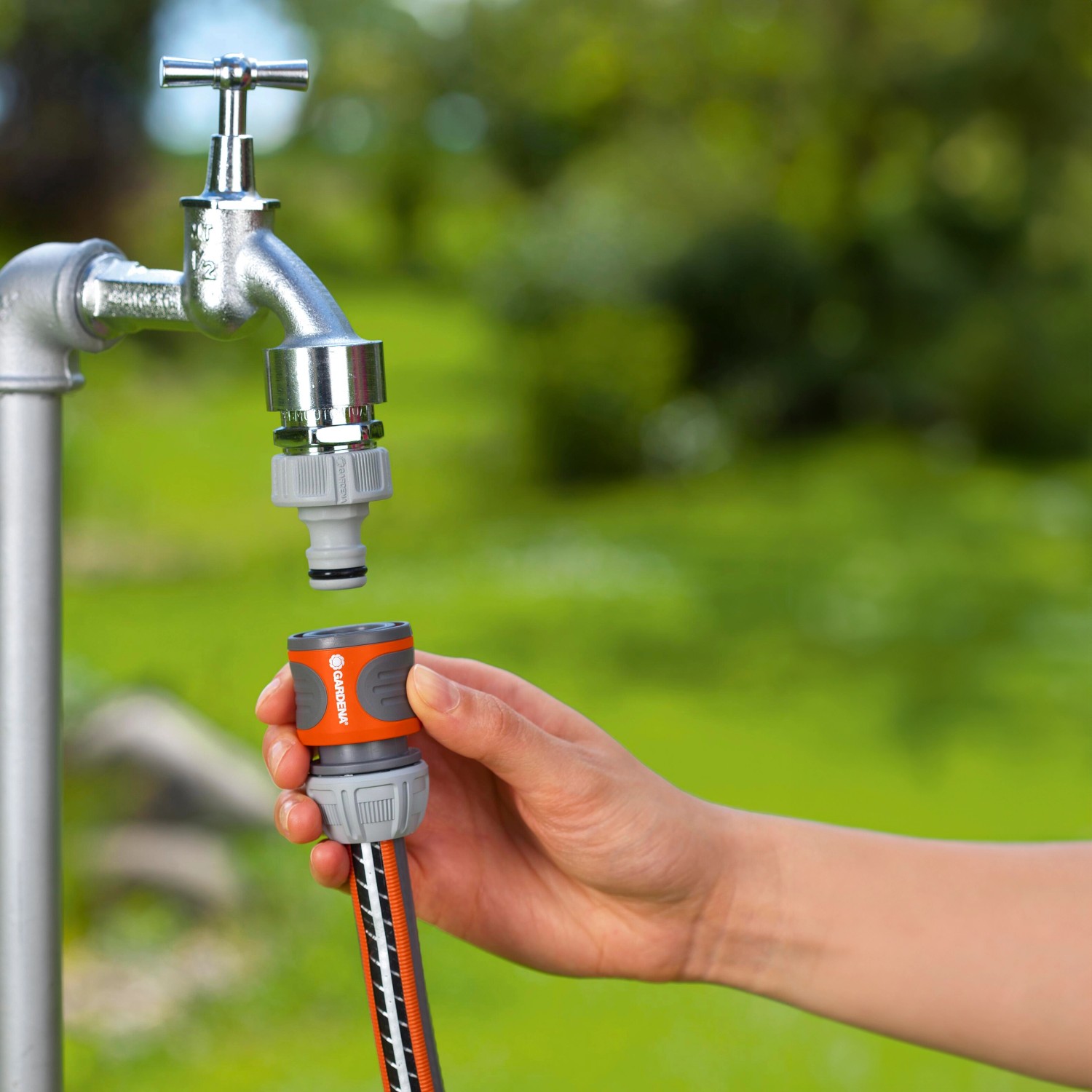 Gardena Schlauchverbinder-Satz (13-15mm) wird an Wasserhahn angeschlossen.