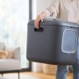 Anthrazitfarbene Rotho Katzentoilette Biala XL mit Tür und Griffen, getragen von einer Person.