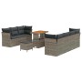 10-teiliges Gartenmöbel Set: Graues Poly Rattan Sofa, Sessel, Hocker und Akazienholz Tisch mit grauen Kissen.
