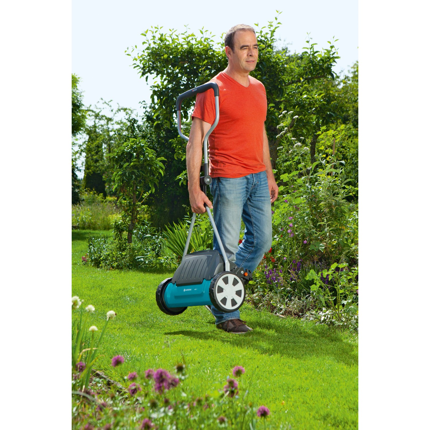 Gardena Comfort Spindelmäher 400 C im Einsatz: Mann schiebt Handrasenmäher auf Rasenfläche.