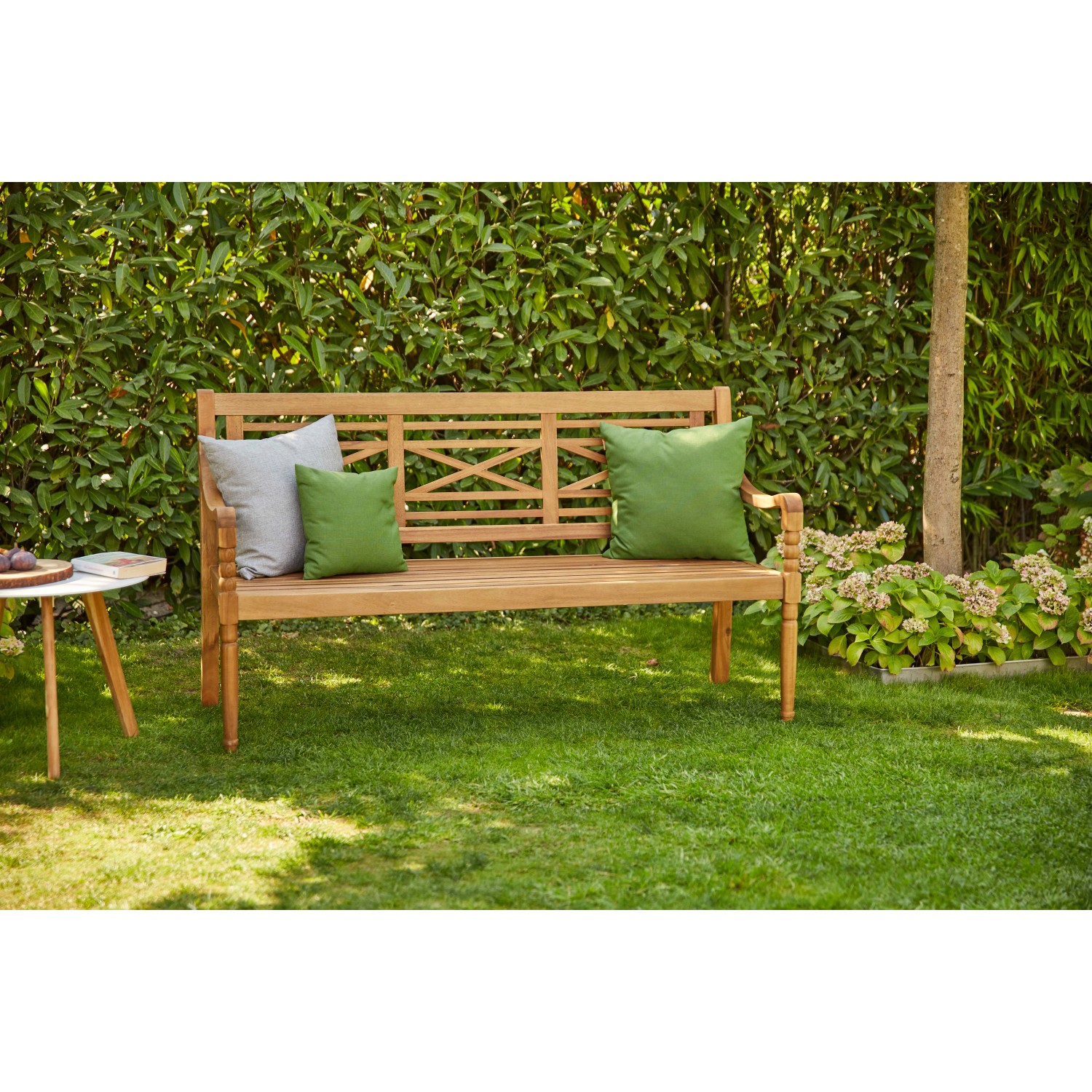 Siena Garden Westport Gartenbank aus Akazienholz, 3-Sitzer mit Kissen im Garten.