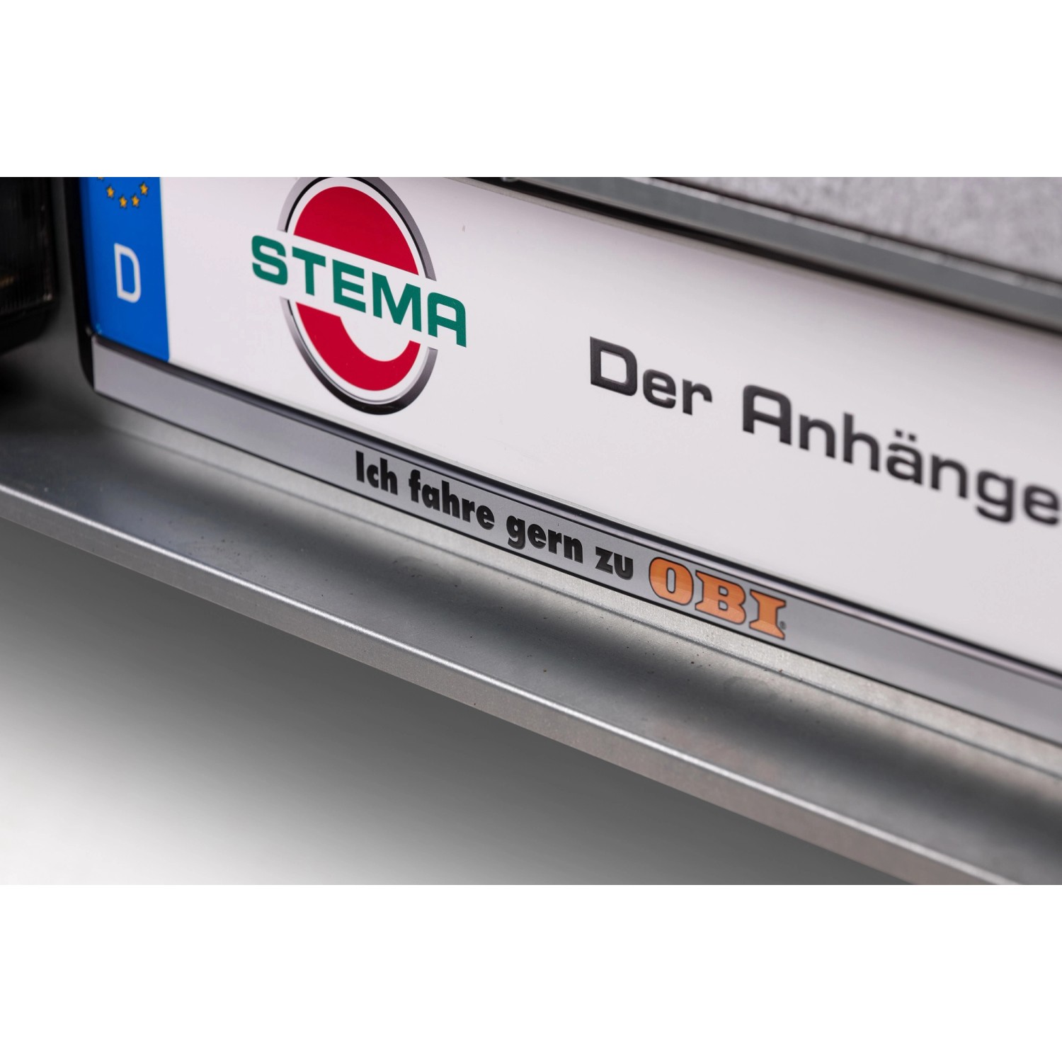 Detailansicht Stema Anhänger Variolux 850 mit OBI-Schriftzug.