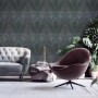 Wohnraum mit dunkler Barock Vliestapete mit Ornamenten in Schwarz und Dunkelgrau.