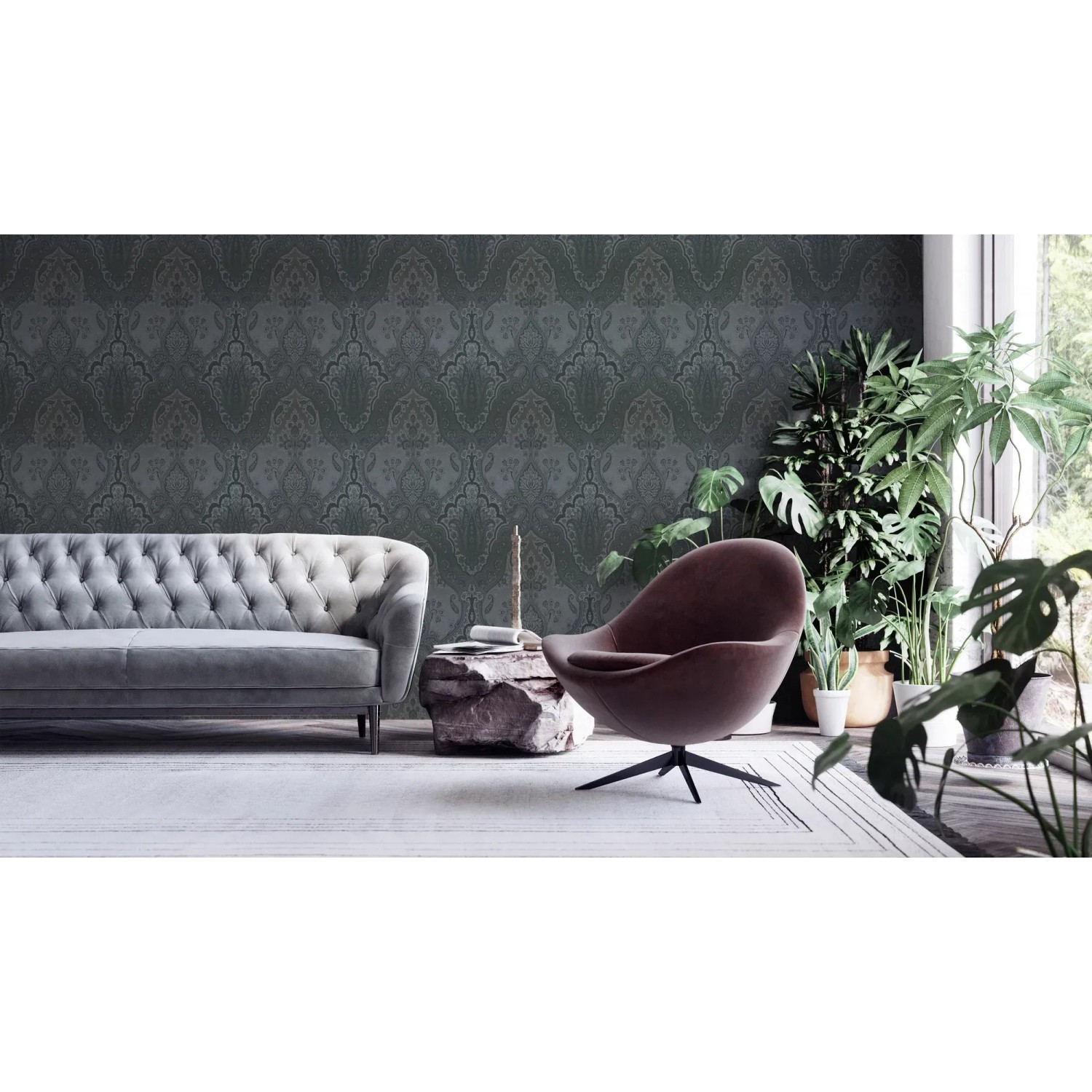 Wohnraum mit dunkler Barock Vliestapete mit Ornamenten in Schwarz und Dunkelgrau.