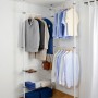 Wenko Teleskop-System Herkules Duo, ein begehbarer Kleiderschrank mit Kleidung, Ablagekörben und Boxen.