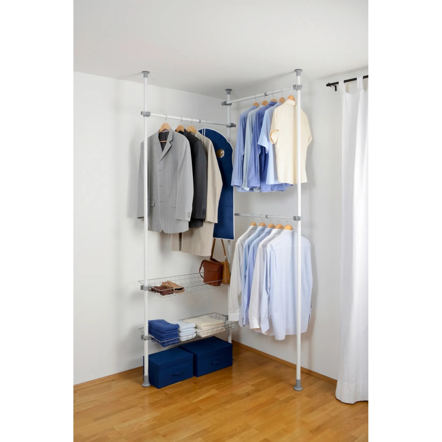 Wenko Teleskop-System Herkules Duo, ein begehbarer Kleiderschrank mit Kleidung, Ablagekörben und Boxen.