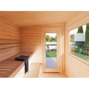 Innenansicht Palmako Sauna Sanna: Holz, Bänke, Fenster, Tür. Saunahaus für entspannte Stunden.