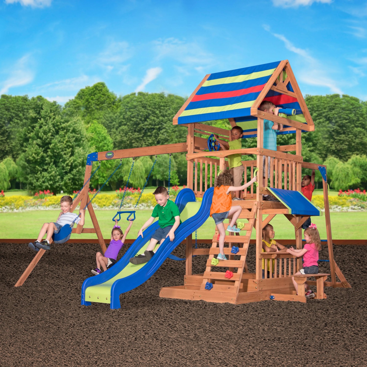 Holz-Spieltum Northbrook mit Rutsche, Schaukeln und Kletterwand für Kinder im Garten.