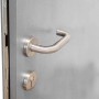 Detailaufnahme: Graue Sicherheits-Haustür Palermo RC2 mit Edelstahl-Drückergarnitur und Schloss.
