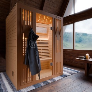 Dewello Sauna Minto 150x130 mit Hemlockholz und Harvia Ofen im Saunaraum mit Bademantel.