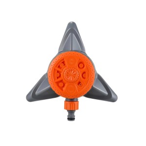 FUXTEC 8-Flächen Regner FX-8FRG1 in Grau-Orange mit stabilem Dreifuß und 8 verstellbaren Sprühfunktionen für die Gartenbewässerung.