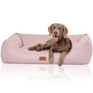 Hund liegt entspannt im rosa Knuffelwuff Hundebett Emma Velours XXL (120x85cm).