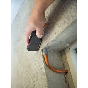LUX Metall- und Leitungssucher im Einsatz an einer Wand mit Wasserrohr.