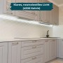 LUXULA LED Unterbauleuchte in Küche mit neutralweißem Licht unter Hängeschränken.