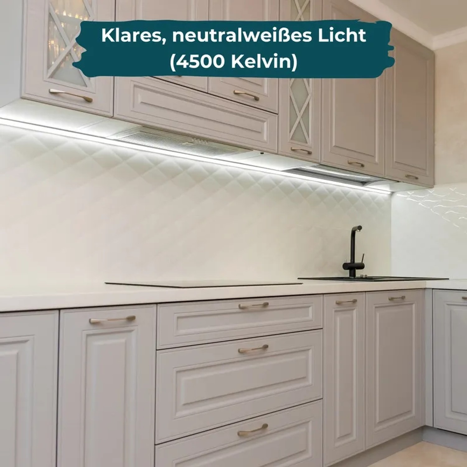 LUXULA LED Unterbauleuchte in Küche mit neutralweißem Licht unter Hängeschränken.