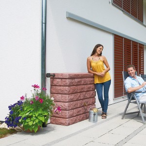 Garantia Wandtank Rocky 400 l Redstone mit Steinwand-Optik im Garten.