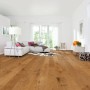 Verlegtes Living by Haro Parkett Eiche-Mocca Landhausdiele in hellem Wohnraum.