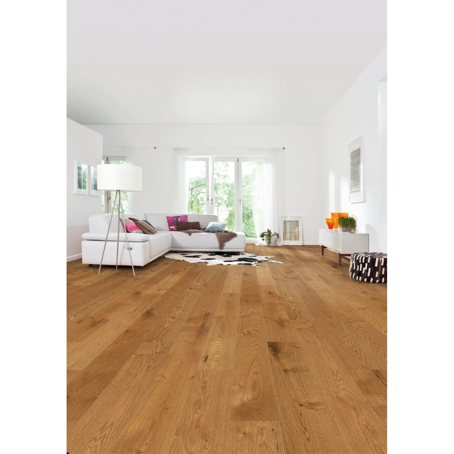 Verlegtes Living by Haro Parkett Eiche-Mocca Landhausdiele in hellem Wohnraum.