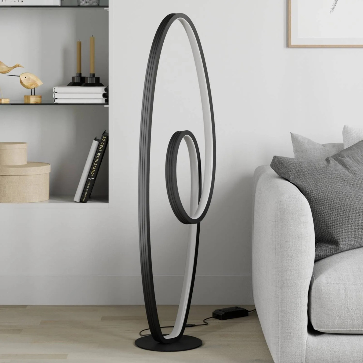 Moderne, dimmbare LED Stehlampe Bronwyn in Schwarz aus Aluminium für Wohnzimmer.