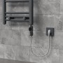 LuxeBath Heizstab 600W Anthrazit mit Thermostat und LCD-Display am Badheizkörper.