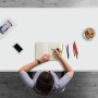Person zeichnet auf hellgrauer Tulup Schreibtischunterlage. Die Deskpad schützt den Arbeitsplatz vor Kratzern und Flecken.