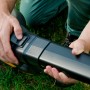 Nahaufnahme des Stiga Elektro-Laubbläsers BL 130c V in Benutzung.