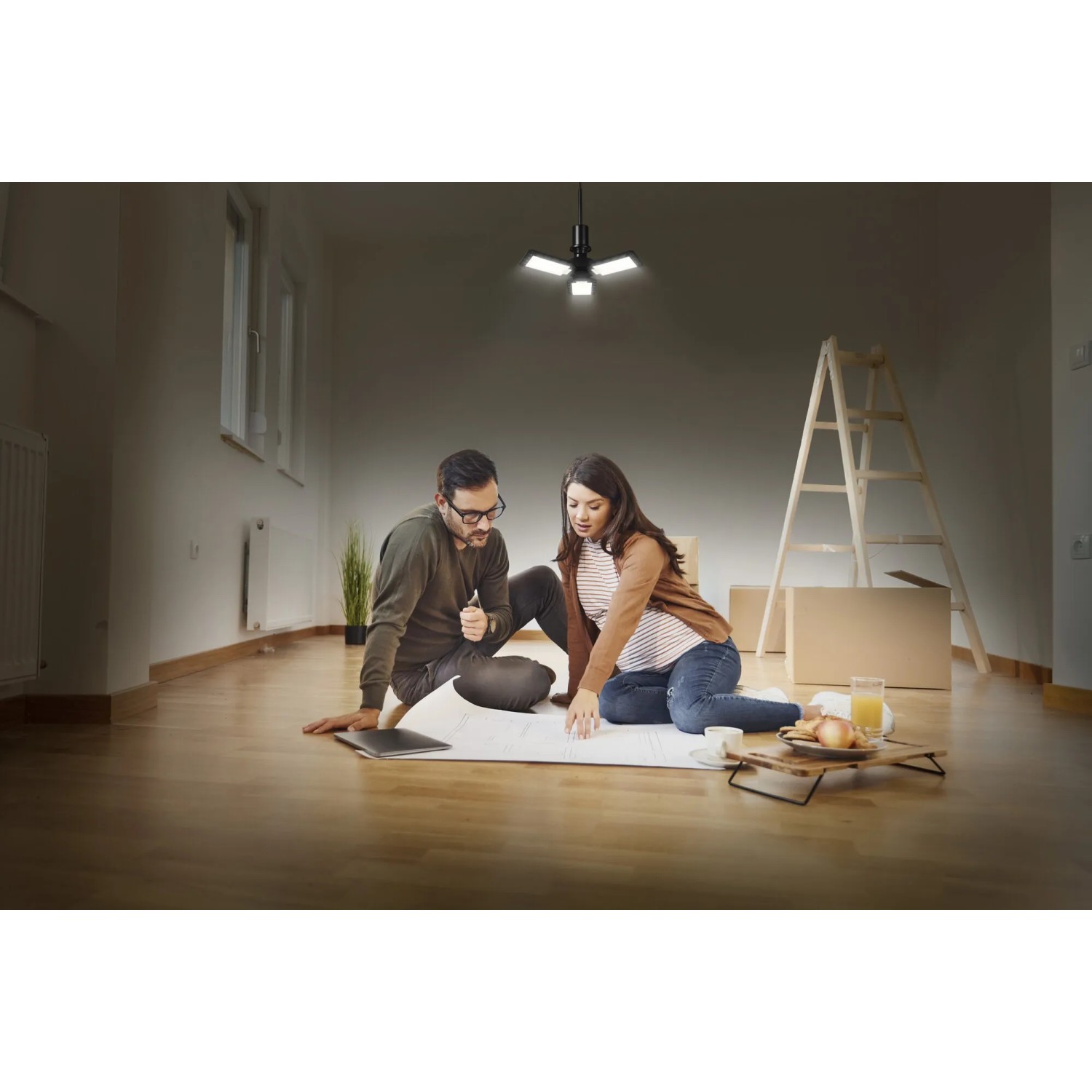 Osram E27 LED Highbay: Paar plant unter Licht in neuer Wohnung. Umzug mit Leiter und Kartons.