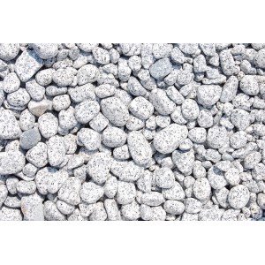 Nahaufnahme von Granitzierkies Salz-Pfeffer, 15-25 mm, ideal für Garten- und Landschaftsbau.
