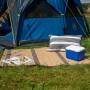 Campingaz Kühlbox 5QT blau-weiß neben Kissen und Zelt auf Rasen.