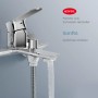 Glänzende Emke Wannenarmatur in Chrom mit Einhebelmischer, fließendem Wasser und Brauseschlauch. Modernes Design.