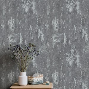 Erismann Vliestapete Casual Chic in Betonoptik Dunkelgrau mit Deko auf Tisch.