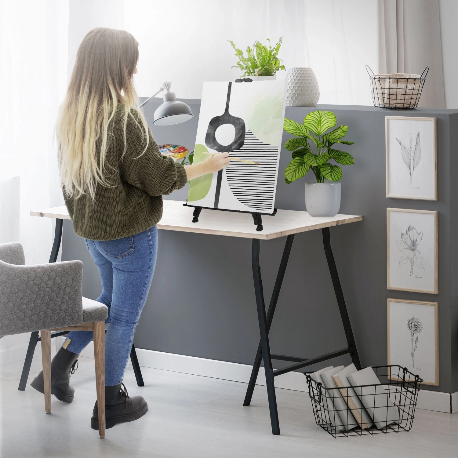 Silberne ECD Germany Atelierstaffelei aus Aluminium beim Malen auf Tisch