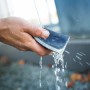 Hand hält LUX Schleifschwamm-Set unter Wasser. Ideal zum Schleifen und Glätten von Oberflächen.