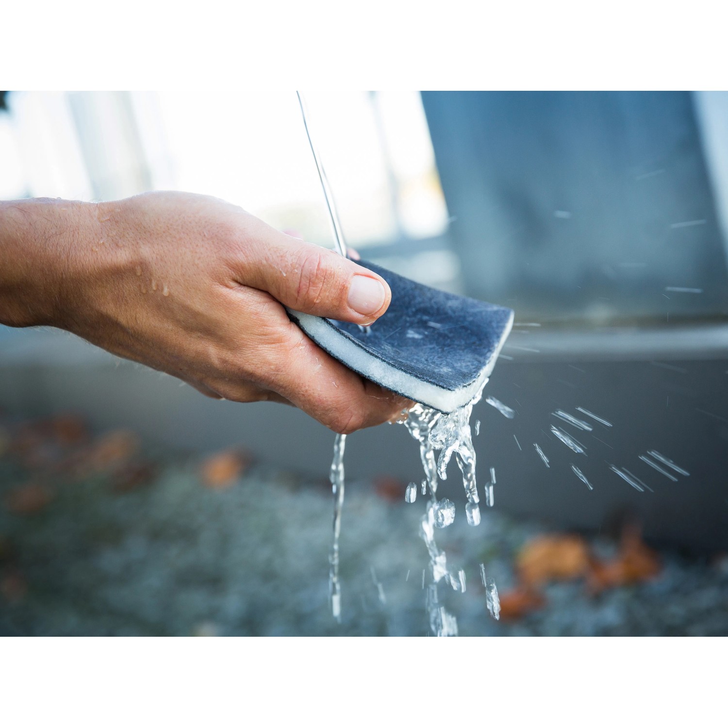 Hand hält LUX Schleifschwamm-Set unter Wasser. Ideal zum Schleifen und Glätten von Oberflächen.