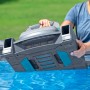 Bestway AquaTronix Pro G300 Poolroboter wird ins Wasser gelassen.