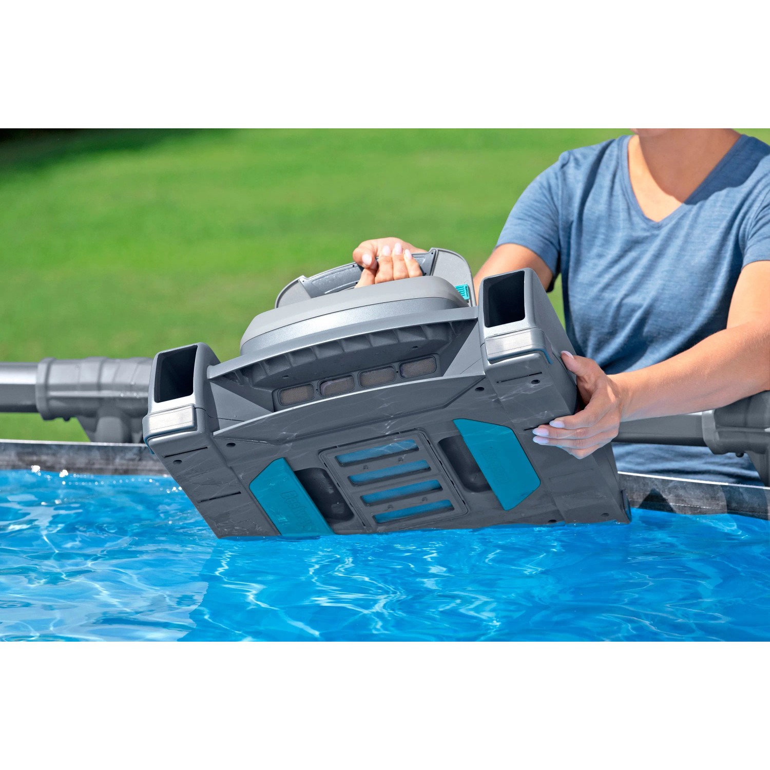 Bestway AquaTronix Pro G300 Poolroboter wird ins Wasser gelassen.