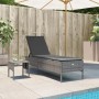 Graue vidaXL Sonnenliege mit Tisch und Auflage aus Poly Rattan für den Garten.