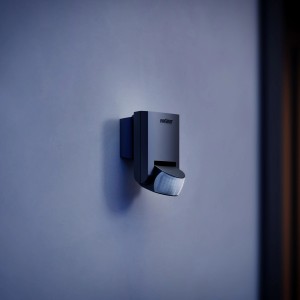 Schwarzer Steinel Bewegungsmelder IS 130-2 an Wand montiert.