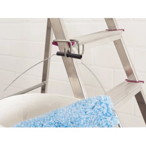 Leiterhaken aus Stahl an einer Leiter mit Eimer und Farbroller.