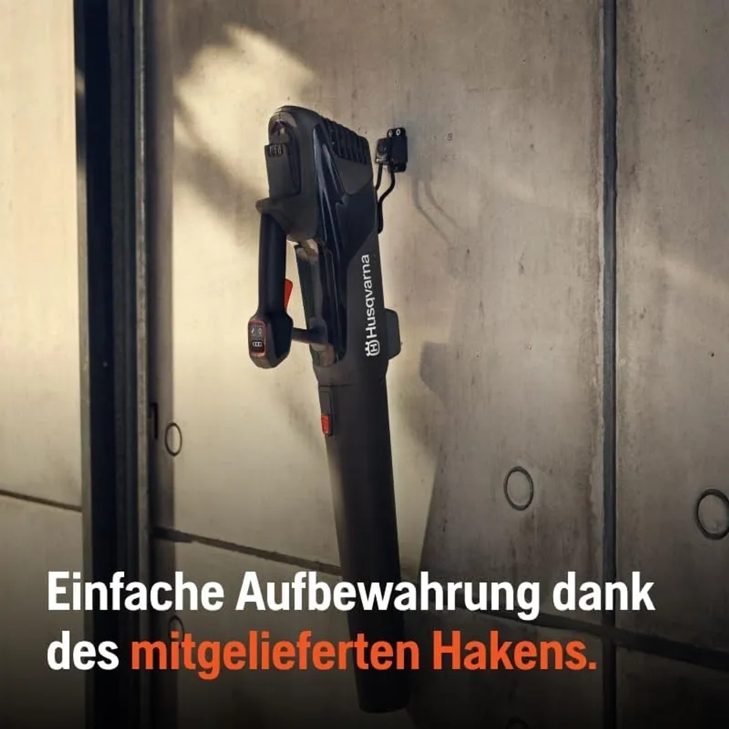 Husqvarna Akku-Laubbläser Aspire B8X-P4A an Wandhalterung. Kompakte Aufbewahrung.