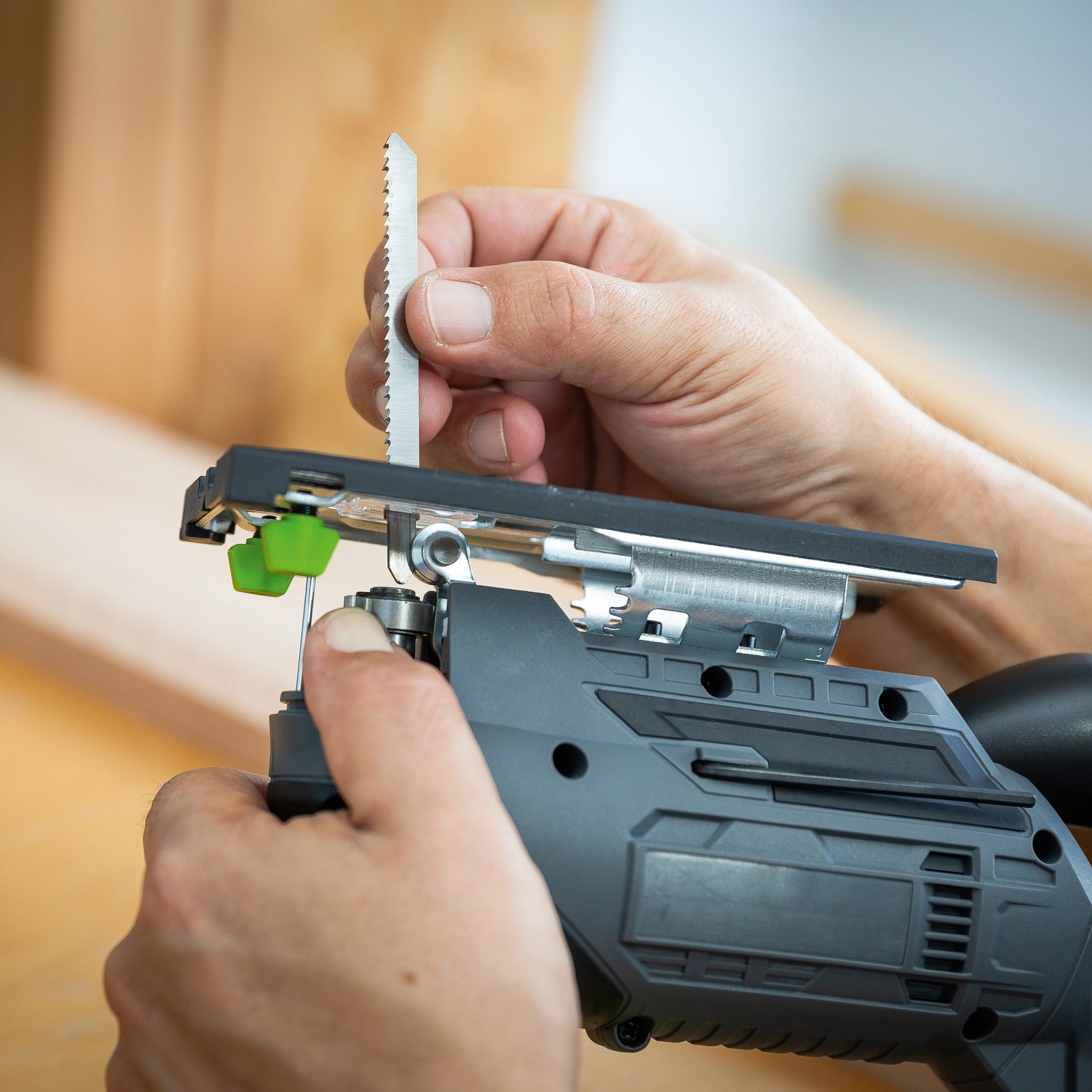 Detailaufnahme: Einsetzen des Sägeblatts in die LUX Akku-Stichsäge aus dem 3in1 Maschinenset.