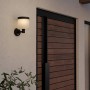 Schwarze Eglo LED Solar Wandleuchte Pantete mit Sensor, 21x15,5 cm, an Hauswand.
