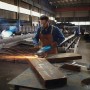 Bosch Professional GWS 20-230 J Winkelschleifer im Einsatz beim Schleifen von Metall.