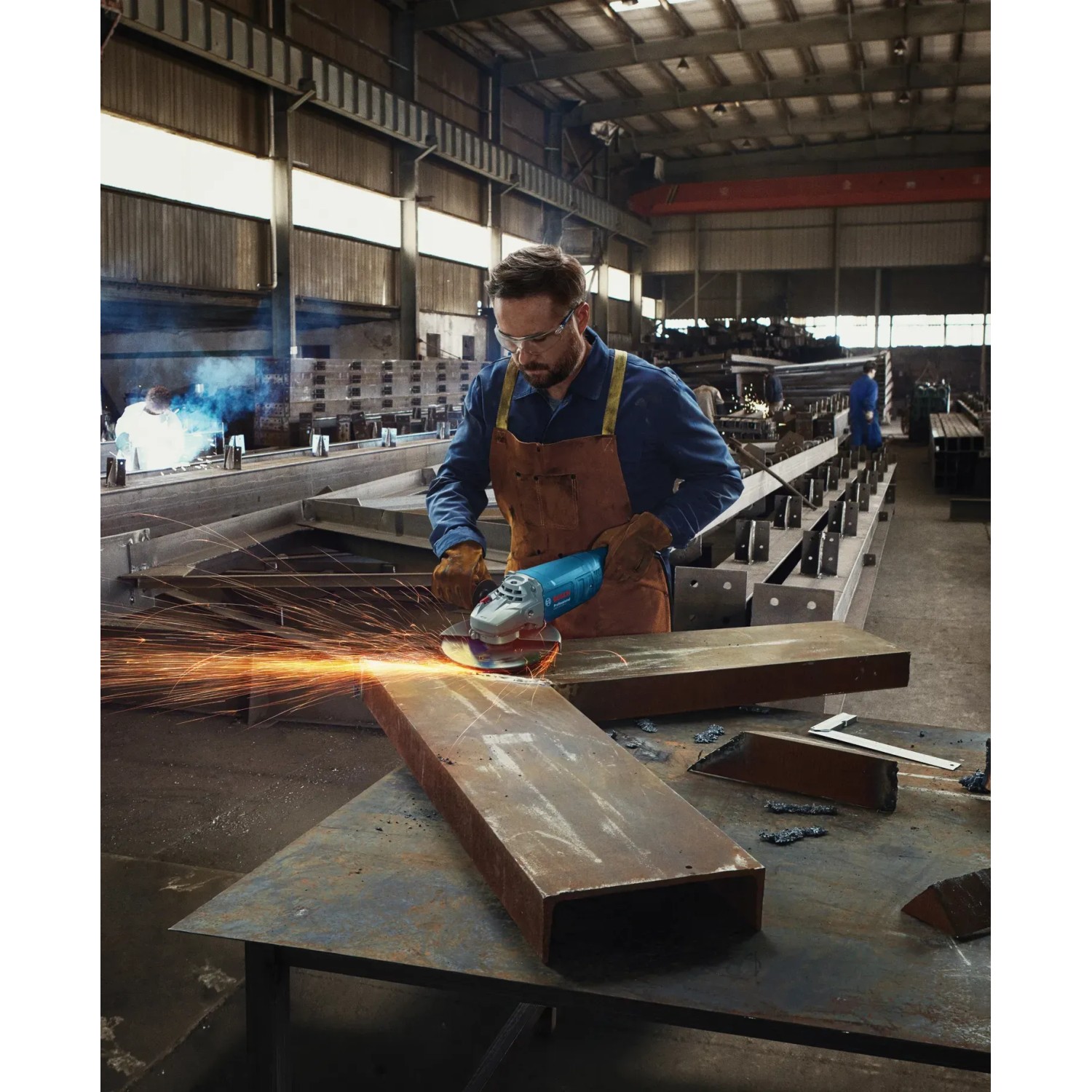 Bosch Professional GWS 20-230 J Winkelschleifer im Einsatz beim Schleifen von Metall.