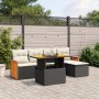Schwarze 6-tlg. Garten-Sofagarnitur aus Rattan mit Tisch, Hocker und cremefarbenen Kissen.
