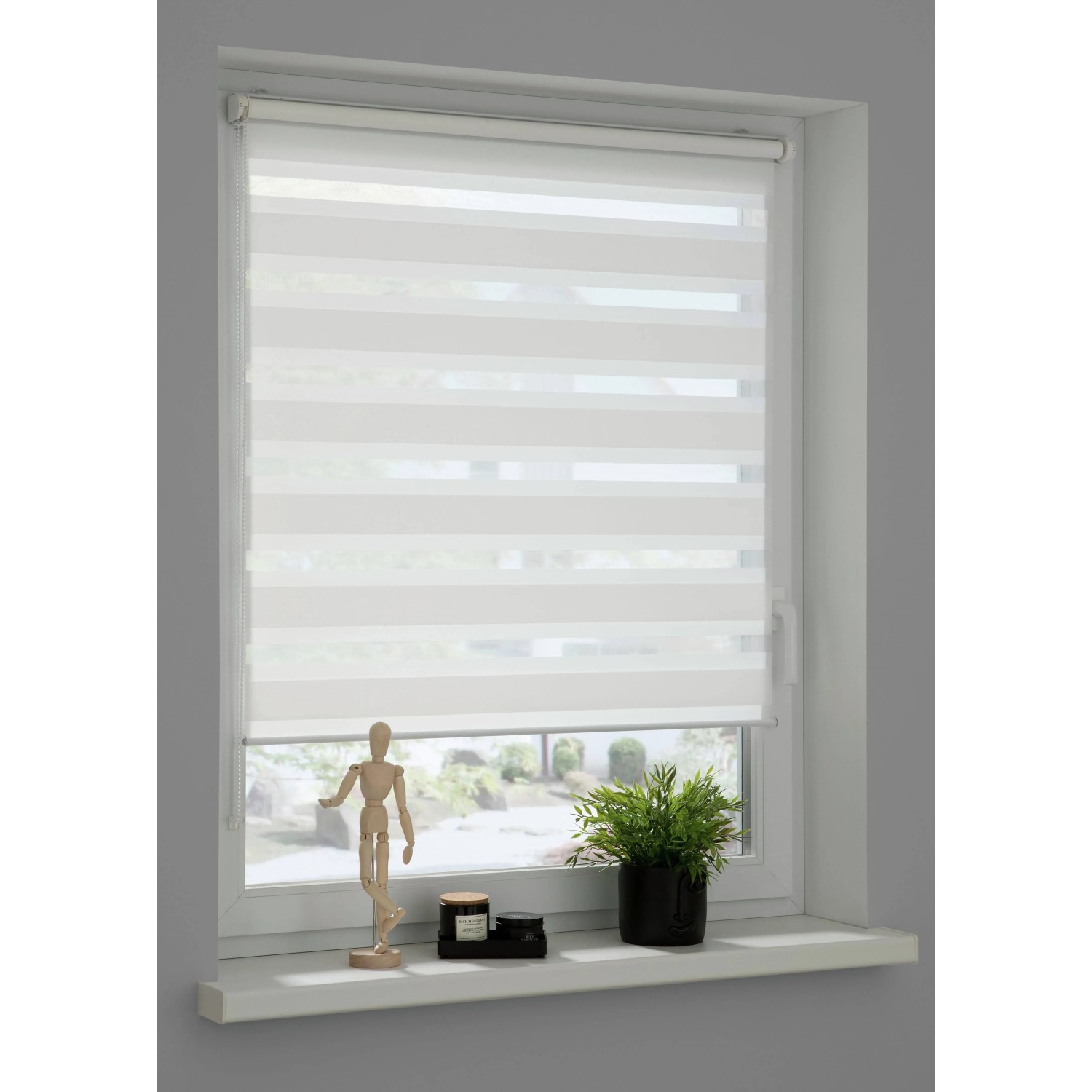 Schöner Wohnen Doppelrollo Tilda, 90x150 cm, Weiß, am Fenster montiert.