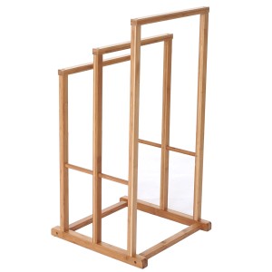 Freistehender MCW Handtuchhalter B18 aus Bambus mit 3 Armen in unterschiedlicher Höhe.